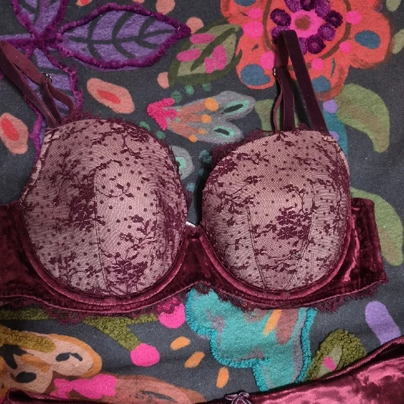 Victoria's Secret Velvet And Lace Bra And Thong Set in Deep Burgundy - Picture 2 of 12